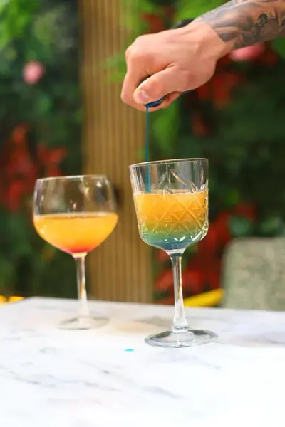 Pusula Lounge’da hazırlanan renkli içecek