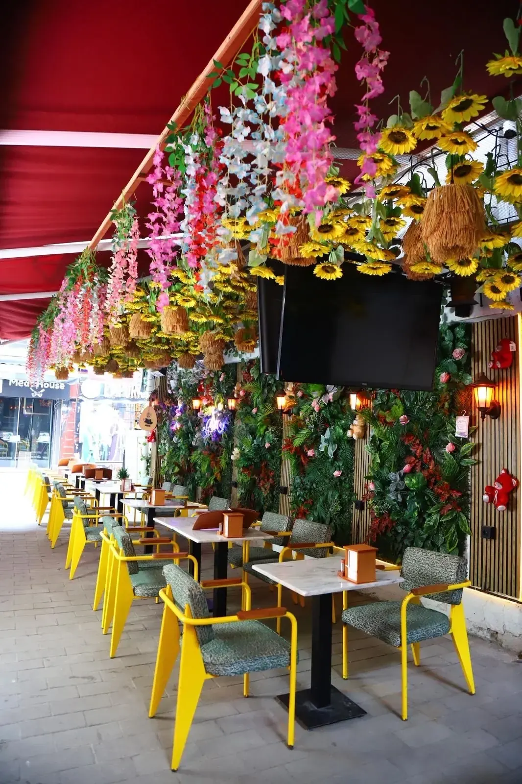 Pusula Lounge’un çiçeklerle dekore edilmiş oturma alanı