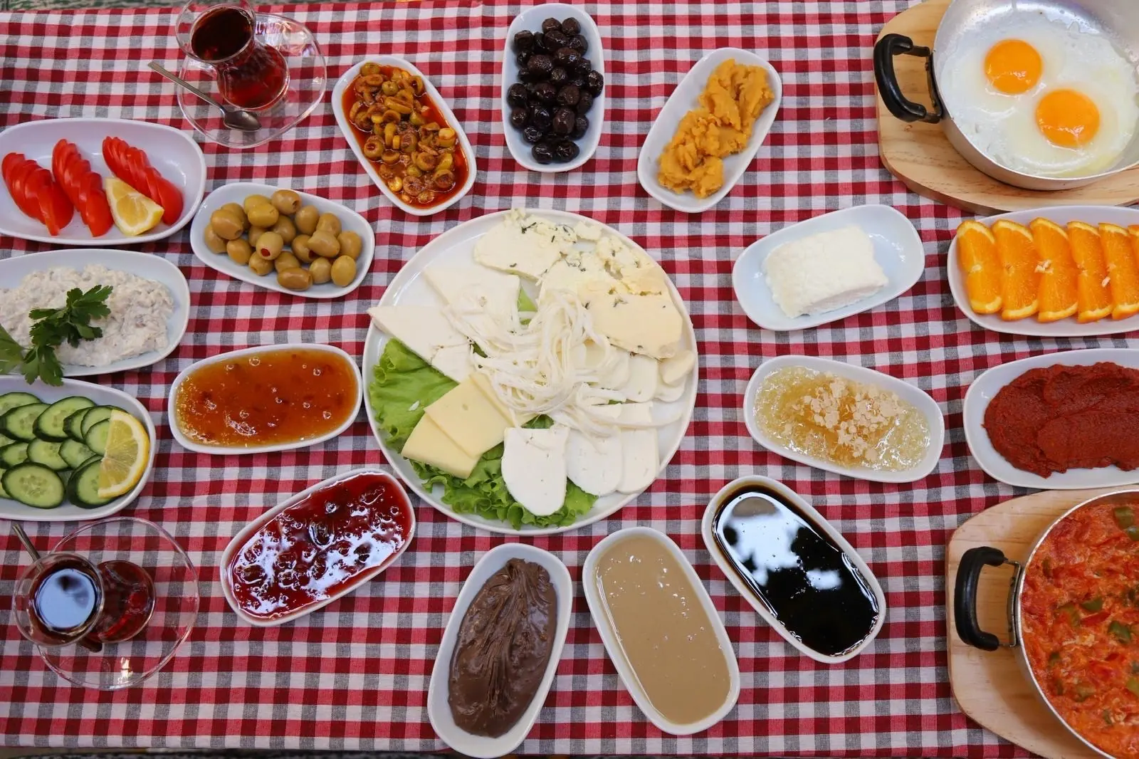 Kareli örtü üzerinde kurulan kahvaltı sofrası