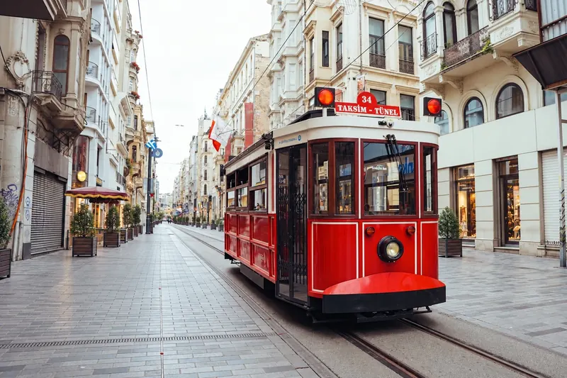 İstiklal Caddesi’nde ilerleyen kırmızı nostaljik tramvay